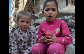 بالفيديو..طفلتان فلسطينيتان تقفان على أنقاض منزلهم المدمر بسبب الاحتلال
