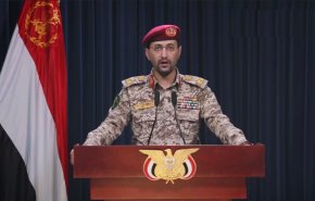 القوات المسلحة اليمنية تستهدف سفينة شحن عسكرية امريكية