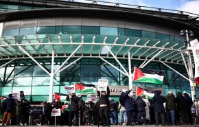 تظاهرة بلندن ضد 'معرض عسكري' يمول 'إسرائيل' بمدرعات +فيديو وصور
