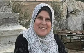 شاهد..رافعة راية بيضاء ومعها حفيدها..استشهاد مسنة برصاص الاحتلال في غزة