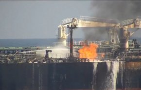 البحرية الهندية تواصل اخماد حريق السفينة البريطانية التي استهدفتها القوات اليمنية 