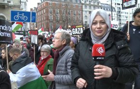 بريطانيون غاضبون يحتجون امام مبنی قناة تلفزيونية ضد انحيازها في التغطية الخبرية