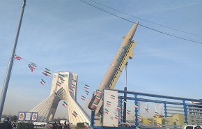 طهران.. منظومات دفاعية وصواريخ في ساحة الحرية 