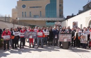 الهلال الأحمر الفلسطيني ينظم وقفة تضامنية مع طواقم الإسعاف في غزة + فيديو