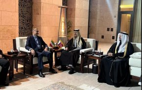 وزير الخارجية الايراني يلتقي نظيره القطري في الدوحة