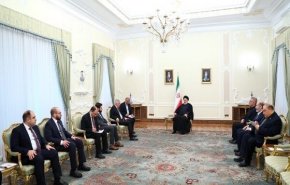 الرئيس الايراني يؤكد على تطوير العلاقات مع ارمينيا