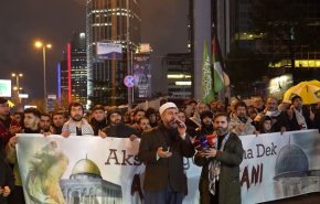 الاتراك يرفعون اصواتهم بقطع العلاقات من امام قنصيلة الاحتلال باسطنبول