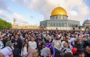 حضور هزاران فلسطینی در مسجدالاقصی برای اقامه نماز جمعه به رغم تدابیر امنیتی