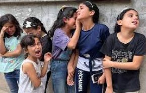 تظاهرات کودکان گرسنه غزه.. «مجبوریم غذای مرغ و خروس ها را بخوریم»!