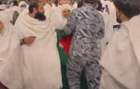 شاهد..الأمن السعودي يمنع معتمرة من رفع العلم الفلسطيني عند الكعبة المشرفة