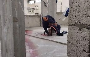 شاهد ما يفعله فلسطيني بجثمان شهيد من غزة + فيديو
