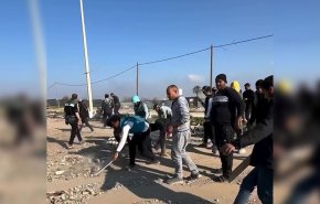فيديو.. شبان وصحفيون ينظفون الطريق أمام شاحنات توجهت إلى شمال غزة