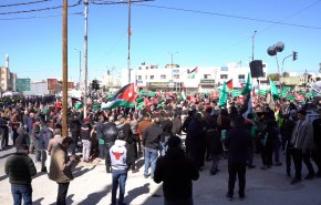شاهد.. الأردنيون يتظاهرون ضد جسر بري يمر من بلادهم إلى الاحتلال 