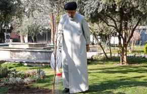 رئيس الجمهورية يغرس شجرة بمناسبة يوم التشجير في ايران