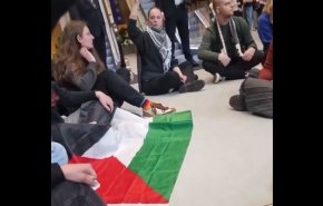 بالفيديو..متظاهرون هولنديون من داخل مجلس النواب: فلسطين حرة من النهر إلى البحر