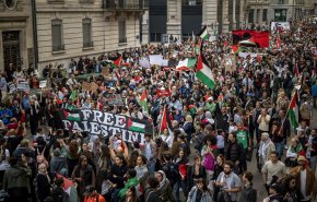 الآلاف المتظاهرين  في جنيف يطالبون بإنهاء “الإبادة الجماعية” في غزة
