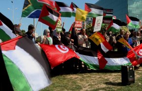 تونسيون يتظاهرون امام السفارة الامريكية تنديداً بدعمها الجرائم الاسرائيلية في غزة