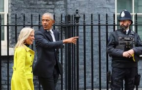 شاهد/أوباما يجري زيارة غامضة لمقر إقامة رئيس وزراء بريطانيا
