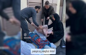 فيديو مؤثر.. فلسطينية تودع اطفالها قبل دفنهم: أمانة غطوهم ودفّوهم