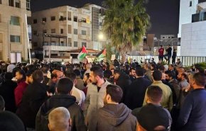 تلاش تظاهرات‌کنندگان اردنی برای حمله به سفارت رژیم صهیونیستی + فیلم