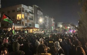 الشرطة الأردنية تحمي السفارة الاسرائيلية امام آلاف المتظاهرين