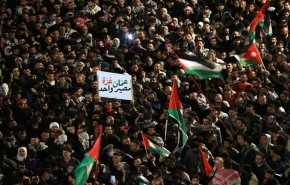 آلاف المتظاهرين الأردنيين يتجمعون في محيط سفارة الاحتلال في عمان
 