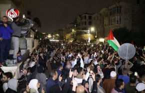 متظاهرون اردنيون يحاصرون السفارة الاسرائيلية ويطلبون من حزب الله والمقاومة وايران ضرب 'اسرائيل'
