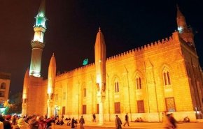 شاهد.. مسجد الإمام الحسين بالقاهرة قبلة الزوار من كل أنحاء العالم برمضان