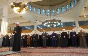الرئيس السوري يؤدي صلاة عيد الفطر في رحاب جامع التقوى بدمشق+صور