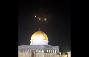 شاهد/لأول مرة.. صواريخ إيرانية تحلق فوق المسجد الأقصى
