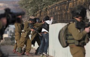الاحتلال يعتقل 3 شبان من الدهيشة و 5 فلسطينيين من الخليل