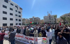 الأردن.. مظاهرات شعبية في محيط سفارة الإحتلال بعمّان تدعم غزة  