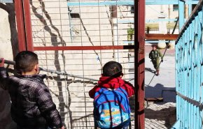 الاحتلال يحاصر 8 عائلات بالااسلاك الشائكة في أحياء الخليل الشرقية