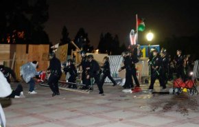 اقتحام وقنابل دخان..الشرطة تعتقل طلاب جامعة كاليفورنيا المؤيدين لغزة