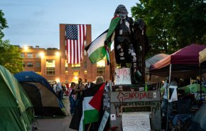 متظاهرون يهاجمون بعنف الطلاب بالمخيم المؤيد لفلسطين في جامعة كاليفورنيا