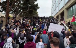 باستخدام العنف.. فض اعتصام الطلبة في ساحة جامعة كاليفورنيا الأميركية