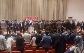 "زد وخورد" در داخل پارلمان عراق! ..جلسات تعلیق شد + ویدیو