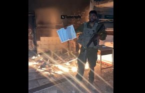 بالفيديو..جندي صهيوني يحرق نسخة من القرآن الكريم داخل مسجد في غزة