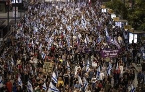 بالفيديو.. آلاف الإسرائيليين يطالبون بصفقة تبادل ورحيل نتنياهو