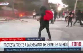 شاهد/مكسيكيون غاضبون يهاجمون سفارة كيان الإحتلال