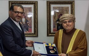 سلطان عمان يمنح سفير إيران وساما من الدرجة الأولى لهذا السبب..

