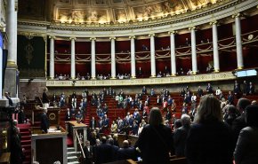 البرلمان الفرنسي يعاقب نائبا رفع علم فلسطين خلال إحدى الجلسات