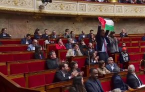 شاهد موقف المعارضة الفرنسية من طرد نائب في البرلمان بعد رفعه علم فلسطين