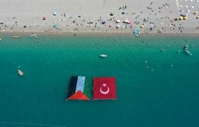 اهتزاز پرچم فلسطین در آب‌های دریای مدیترانه