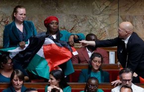 تعلیق جلسه پارلمان فرانسه بدلیل برافراشتن پرچم فلسطین!