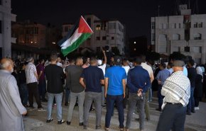 الأردنيون يتظاهرون في محيط سفارة الاحتلال بعمان