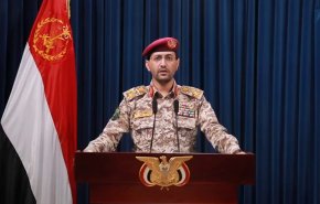 القوات اليمنية تعلن استهداف مدمرة بريطانية وسفينتين مرتبطتين بالاحتلال