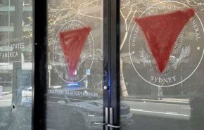 مثلثات حمراء مقلوبة..رمز المقاومة يزين مبنى قنصلية واشنطن بأستراليا!
