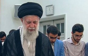 مدال آوران علمی ایران به امامت رهبر انقلاب نماز ظهر را اقامه کردند