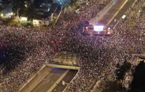 شوارع تل أبيب تمتلئ بالمطالبين بإسقاط حکومة نتنياهو 